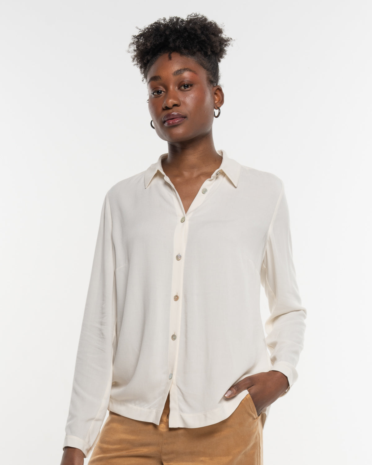 Alma & Lovis - Hemdbluse aus fließendem EcoVero blütenweiß