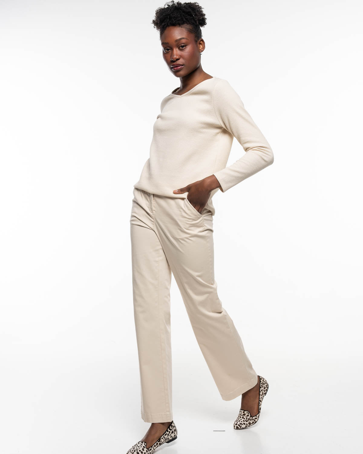 Alma & Lovis - Chino mit geradem Bein aus Bio-Baumwolle creme