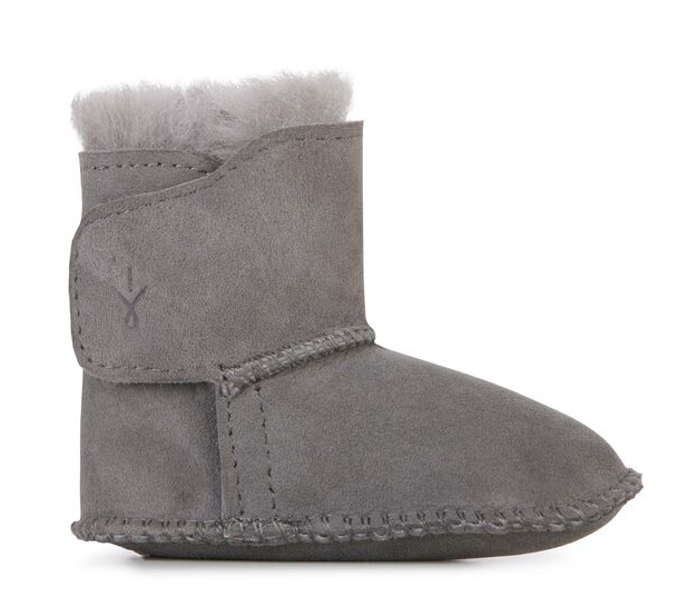 Kleine Füße lieben die EMU Australia Stiefel mit doppelseitigem Lammfell.