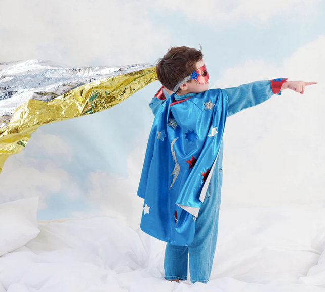Kinder lieben es, sich als Superhelden zu verkleiden, um die Welt immer und immer wieder zu retten! Dieses fabelhafte Blue Superhero Dress Up Kit, das einen Umhang, eine Maske und Manschetten enthält, wird also eine sehr beliebte Ergänzung zu ihrer Dress-up-Box sein.