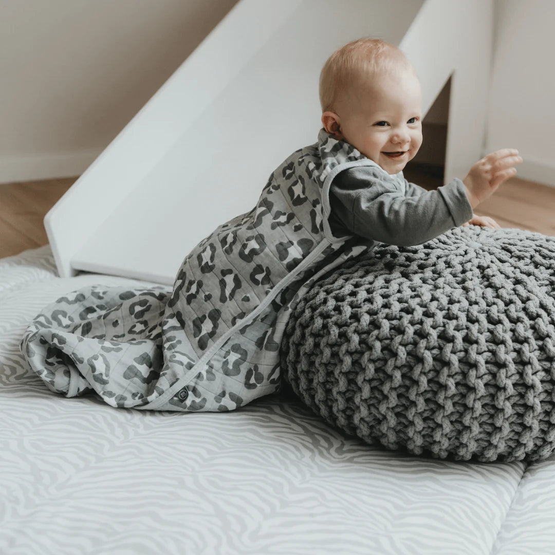Emma & Noah - Sommerschlafsack ohne Arm leo grau 0,5 TOG aus Biobaumwollmusselin