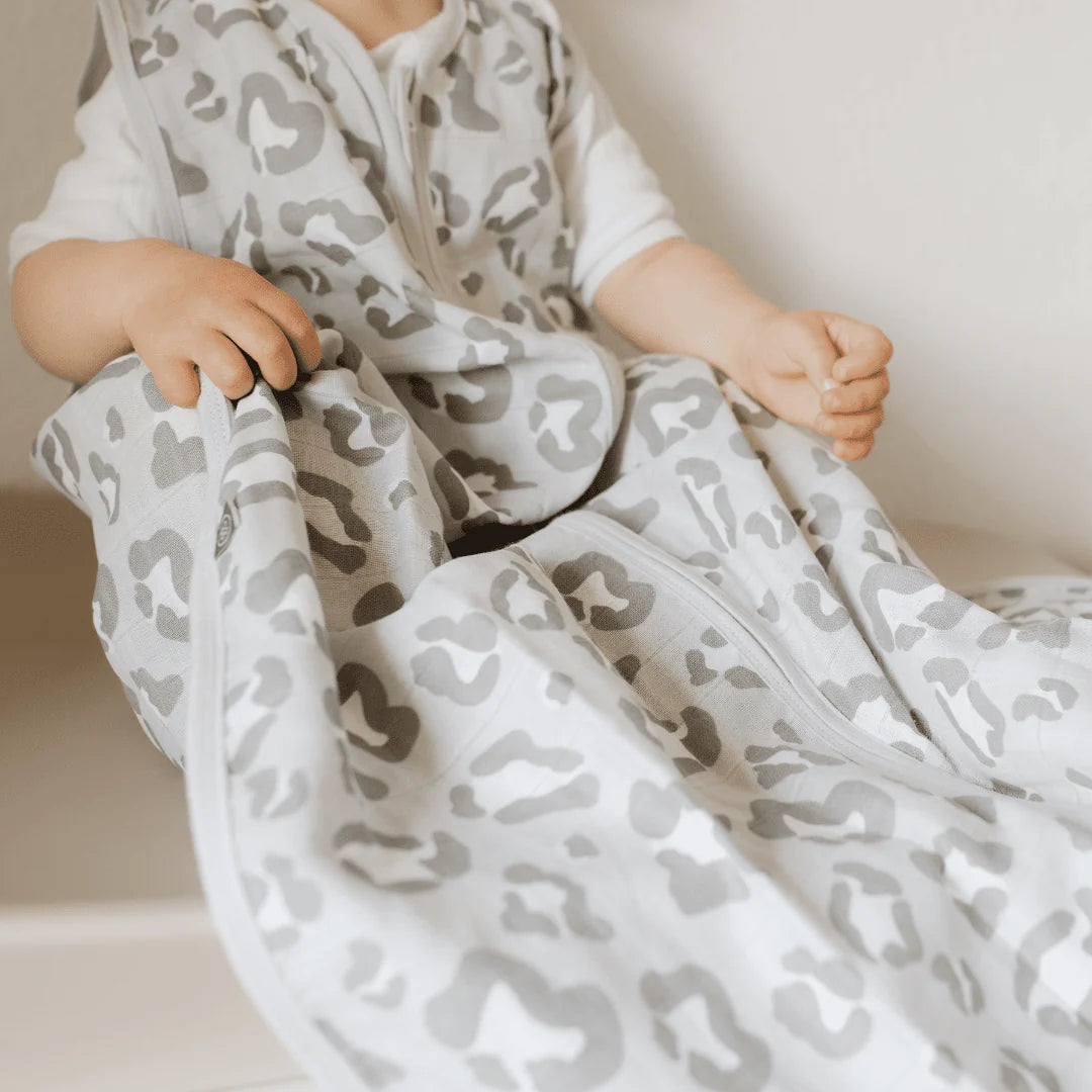 Emma & Noah - Sommerschlafsack ohne Arm leo grau 0,5 TOG aus Biobaumwollmusselin