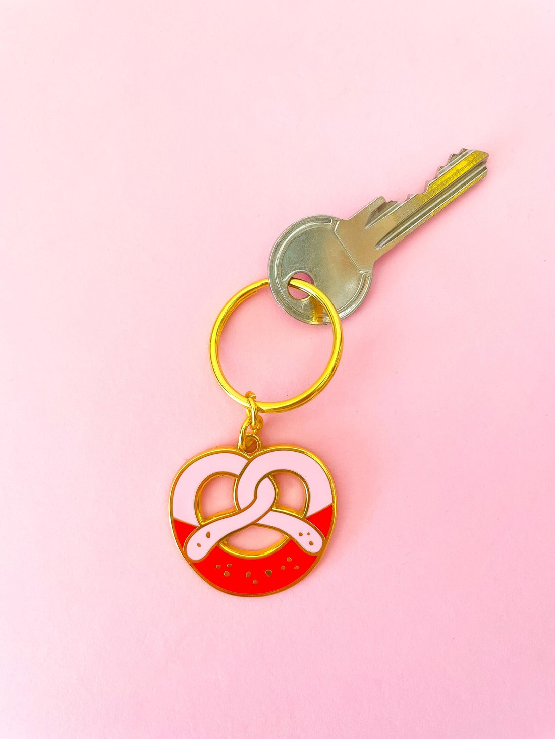 Brezen-Schlüsselanhänger rosa-rot / Brezel Anhänger / bunt / modern / Bayerische Heimat / Bayern-Souvenir / Oktoberfest-Accessoire / Breze