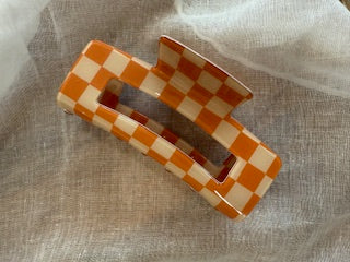 AURYN - Stylische orange Karo-Haarklammern