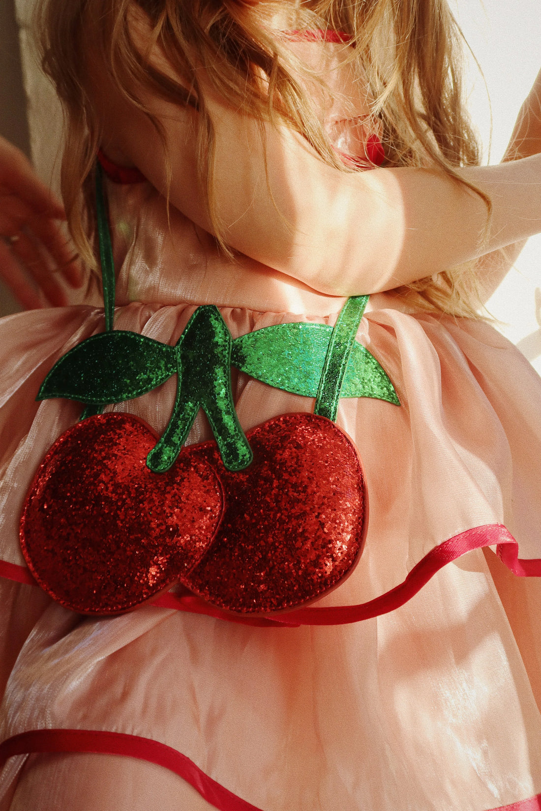 Konges Slojd - Umhängetasche "Kirsche" für Kinder/Mädchen - glitzerndes Kinderaccessoires