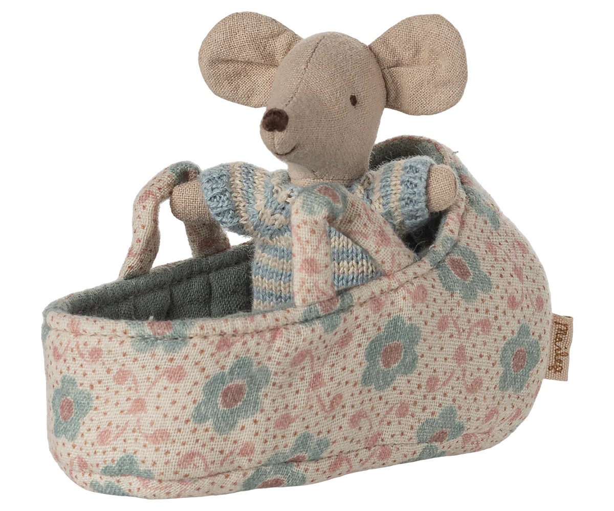 Maileg - Babymaus in der Tragentasche blau