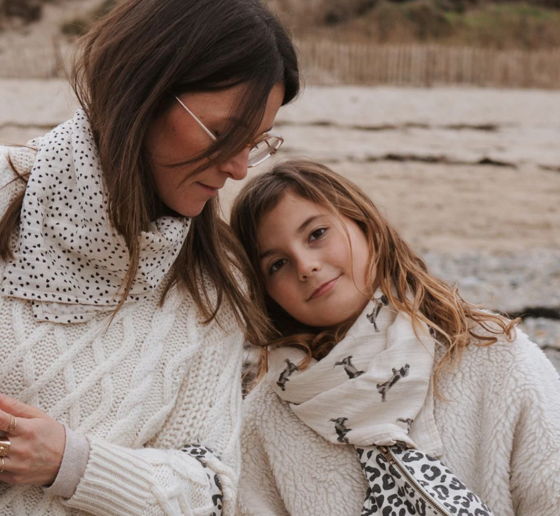 Rose in April - Swaddle Bianca mit Dackelprint