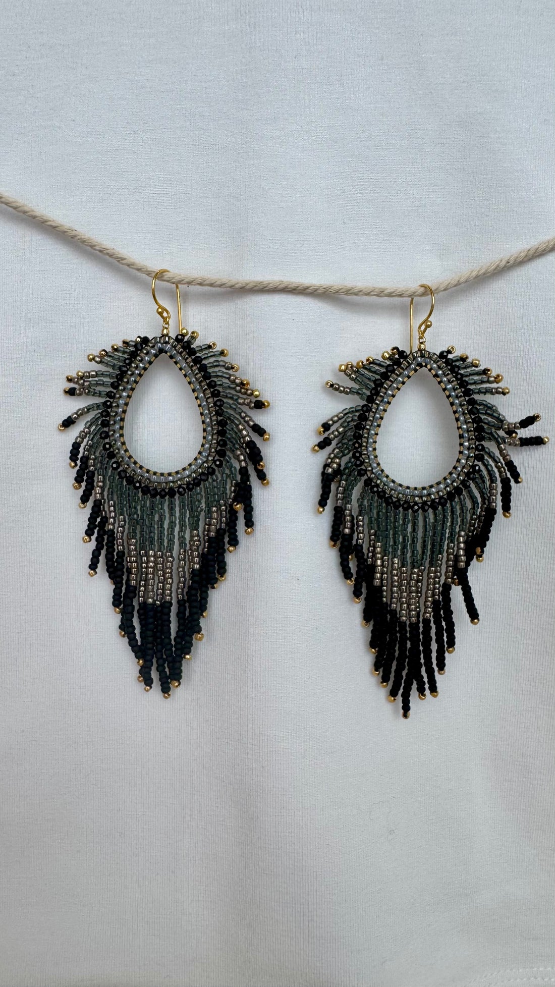 Sister Schmuck - handgefertigte Ohrringe Pfau grau-schwarz