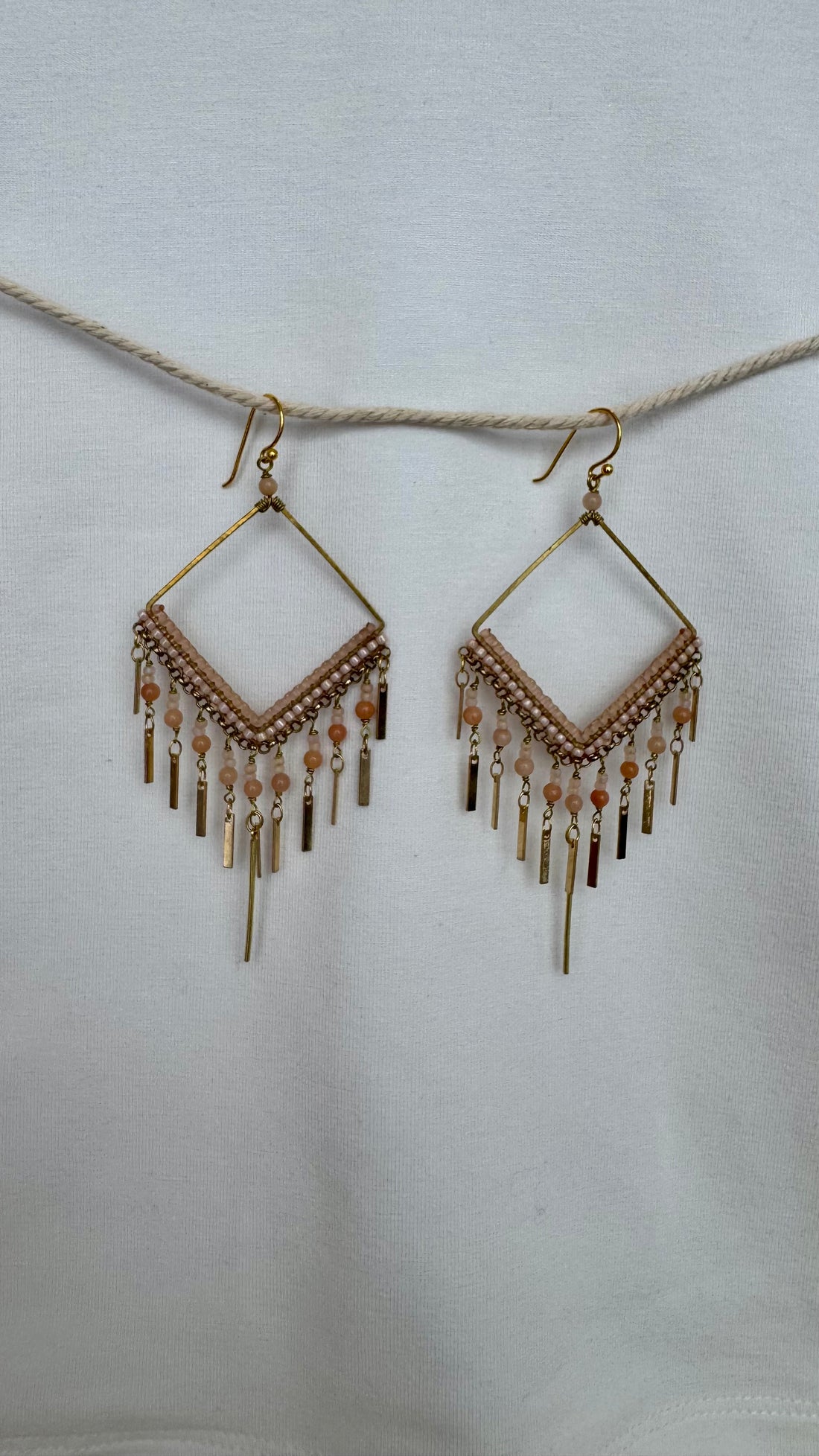 Sister Schmuck - handgefertigte Ohrringe Viereck beige