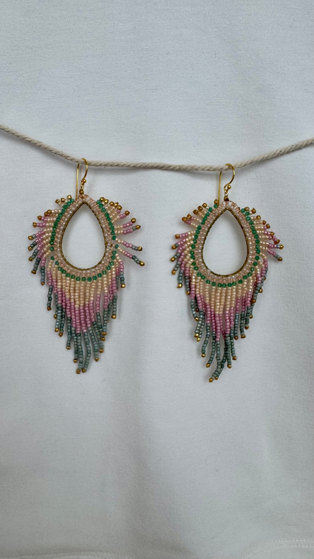 Sister Schmuck - handgefertigte Ohrringe Pfau beige-rosa