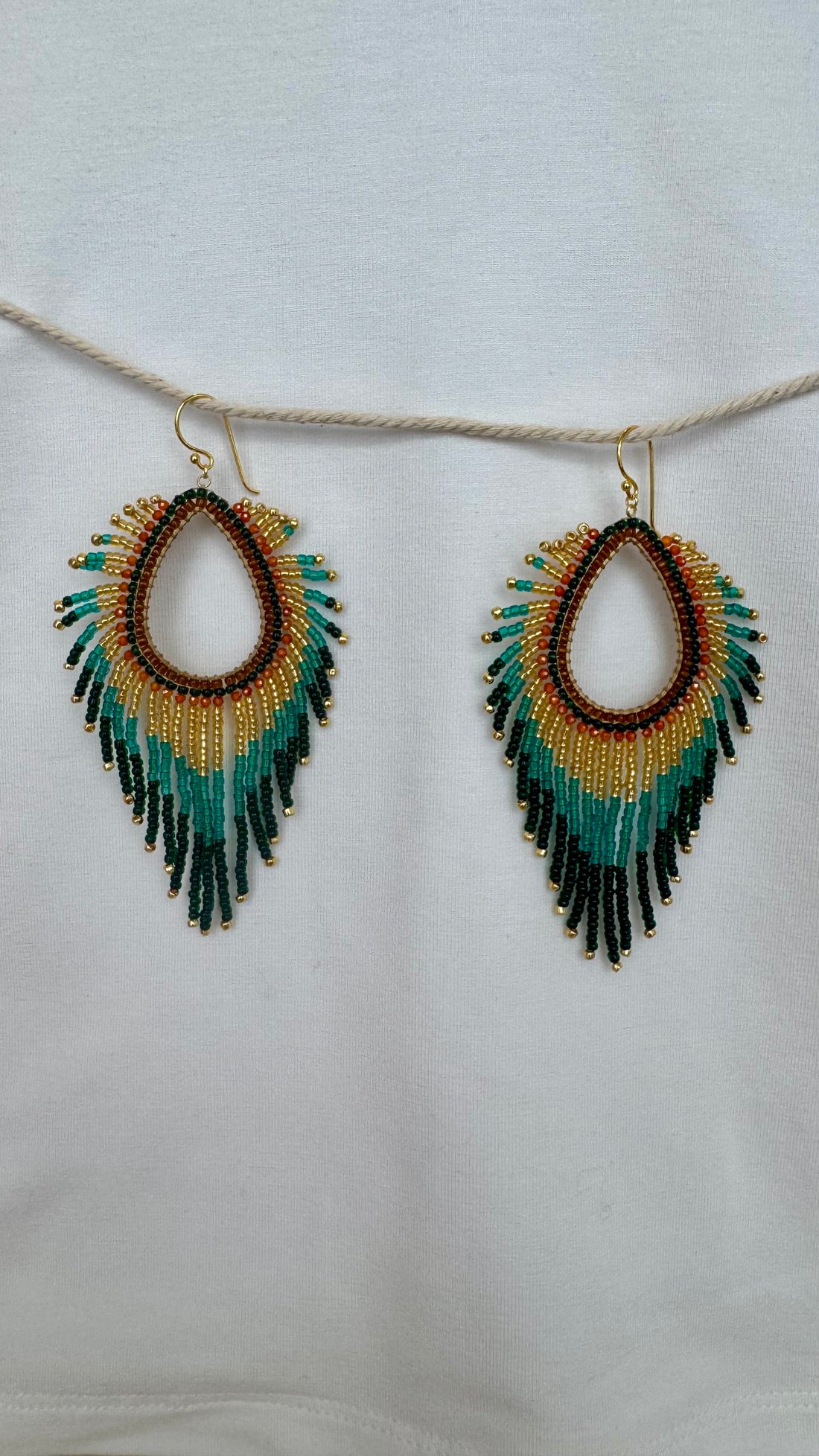 Sister Schmuck - handgefertigte Ohrringe Pfau gold-gruen