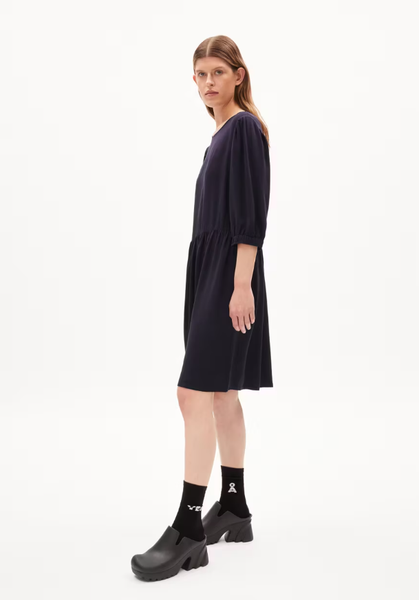 Superschönes Kleid mit Rundhalsauschnitt und Rüschen aus Viskose fair produziert von Armedangels