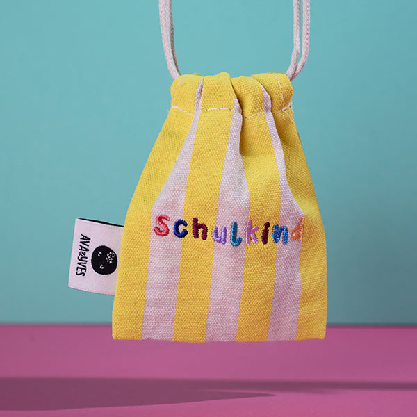 Ava & Yves -Gewebtes Armband mit Stickerei Schulkind natur/gelb