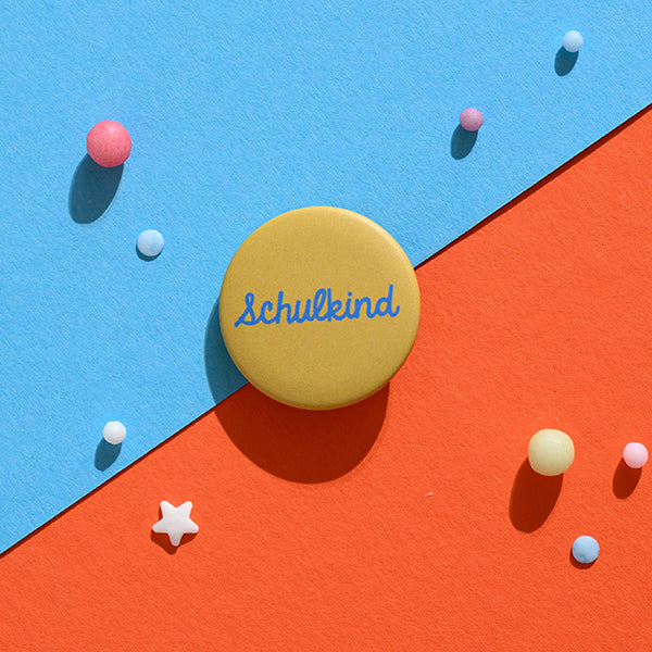 Ava & Yves - Kinder Button Schulkind, blau, mit Hintergrund gelb