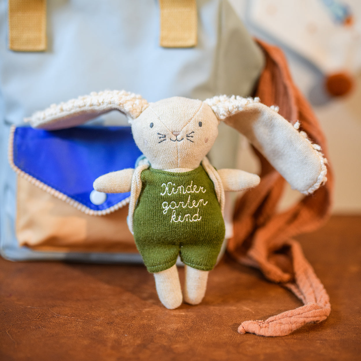 Ava & Yves - Hase Kindergartenkind, Anzug oliv mit Rucksack