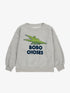 Unser Ziel ist es, Kinder dazu zu inspirieren, die Welt aus verschiedenen Perspektiven zu erkunden. Unser „Talking Crocodile“-Sweatshirt in einem sanften Grauton zeigt eine verspielte Zeichnung dieses Tieres mit weit geöffnetem Maul. Stellen Sie sich eine Geschichte vor, in der Krokodile, anstatt Piraten zu jagen, wissen, wie man Musik spielt und eine Party belebt.
