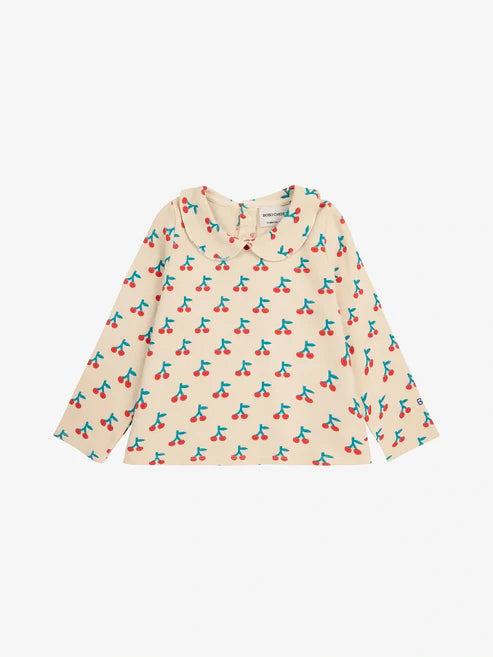 Der „Cherry“-T-Shirt in natur mit Kirschmuster entführt die Kleinen in Geschichten voller erfundener Charaktere.