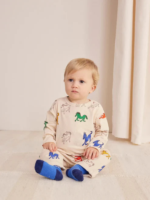 Das Baby-T-Shirt „Wonder Horse“ in natur verfügt über einen verspielten Aufdruck