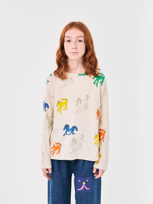Der cremefarbenes „Wonder Horse“-T-Shirt ist vom Unfug in der Kindheit inspiriert und verfügt über einen Aufdruck mit bunten Pferden.