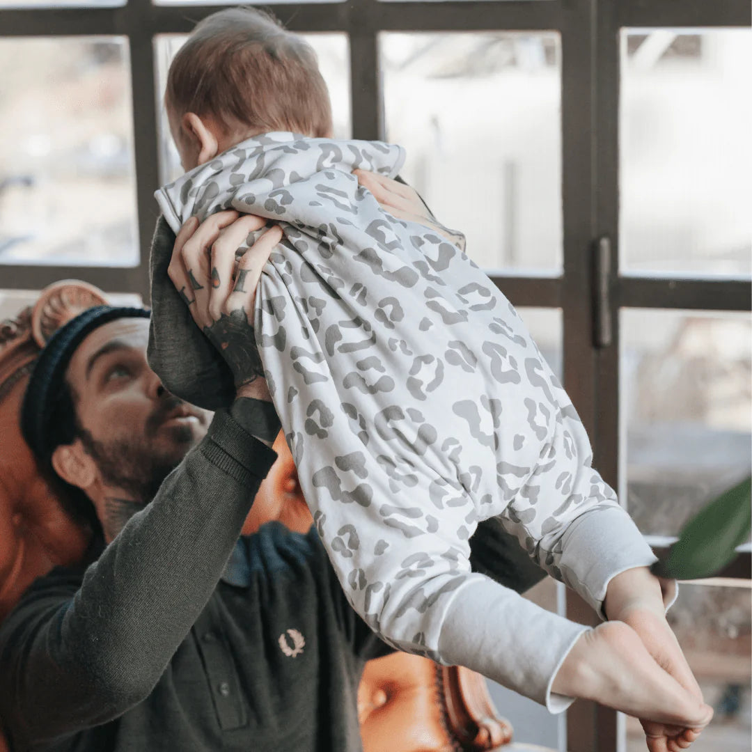 Emma & Noah - Sommerschlafsack mit Füßen leo grau 1.0 TOG aus Biobaumwolle
