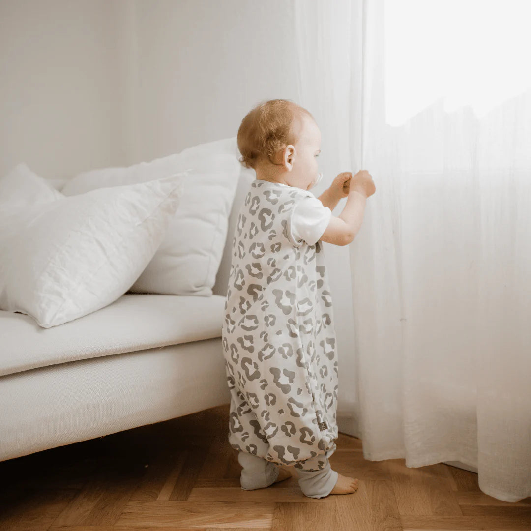 Emma &amp; Noah - Sommerschlafsack mit Füßen leo grau 1.0 TOG aus Biobaumwolle