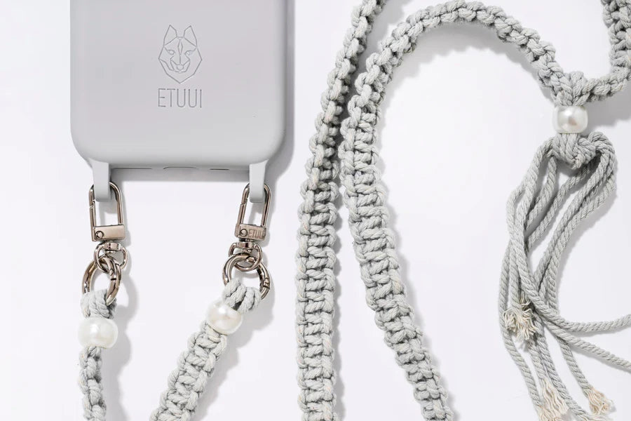 Schmücke Dein Smartphone mit dem traumhaften Band Marrakesch mit goldenen Karabinern aus unserer brandaktuellen Hippie-Kollektion.