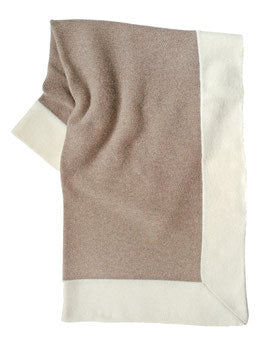 Kuschelige Babydecke aus reinem Kaschmir in der schönen, edlen Farbkombination Macchiato mit Ecru.