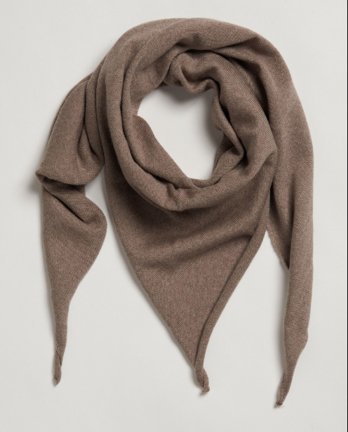 Die hochwertige Verarbeitung und das besondere Material machen diesen Kinderschal zu einem langjährigen Begleiter, der in der kalten Jahreszeit treue Dienste leisten wird.