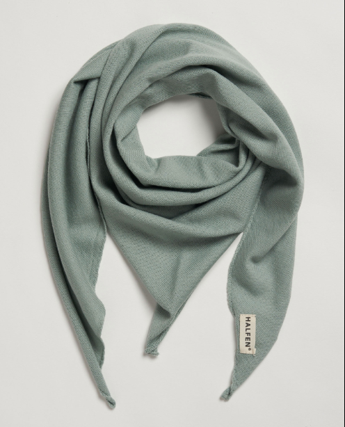 Die hochwertige Verarbeitung und das besondere Material machen diesen Kinderschal zu einem langjährigen Begleiter, der in der kalten Jahreszeit treue Dienste leisten wird.