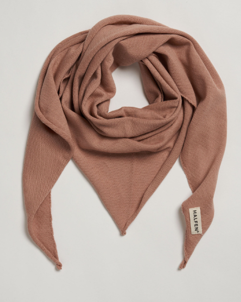 Die hochwertige Verarbeitung und das besondere Material machen diesen Kinderschal zu einem langjährigen Begleiter, der in der kalten Jahreszeit treue Dienste leisten wird.