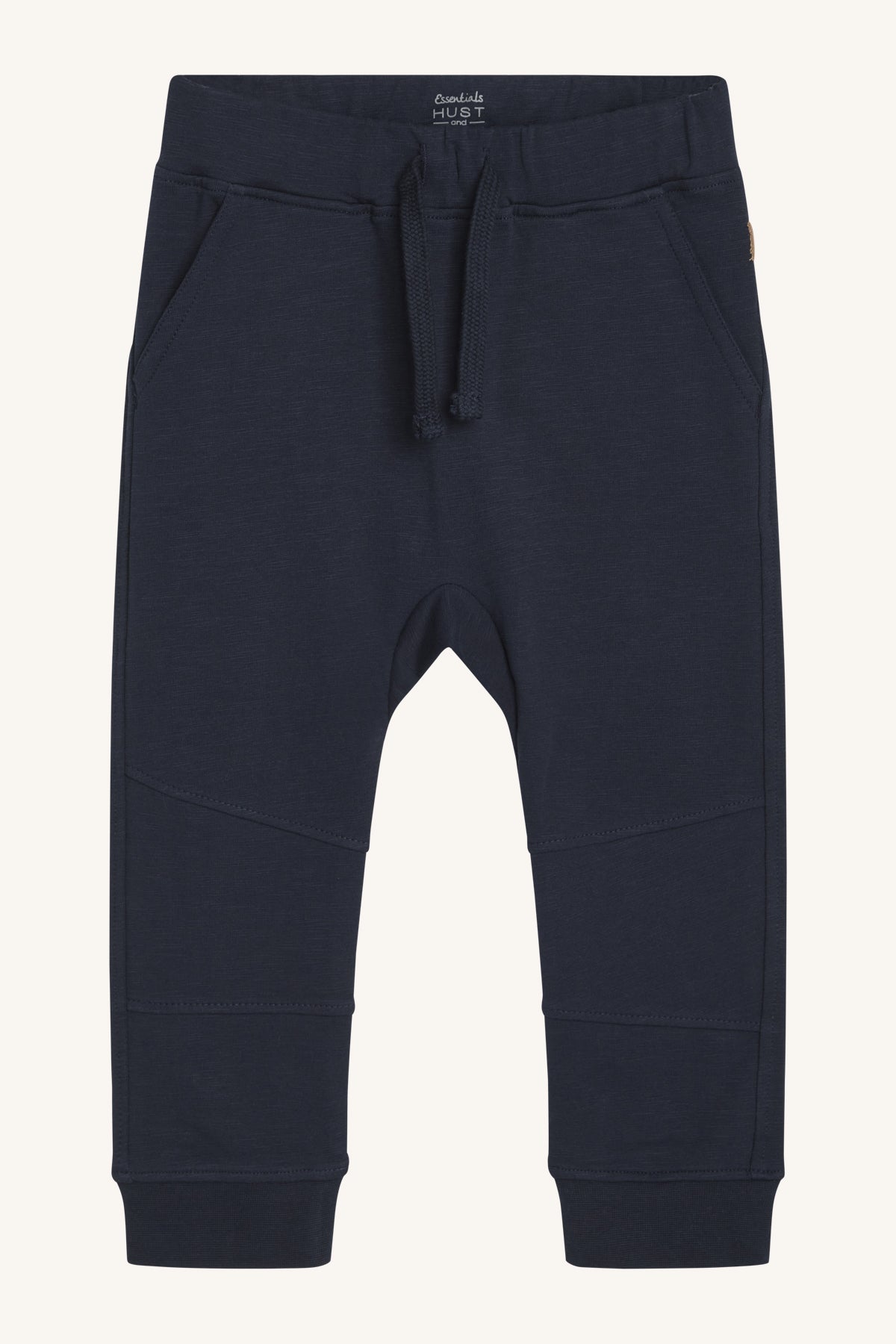 Jogginghose aus dehnbarem Stoff mit Schnitten am Hosenbein und eingesetzten Teilen.