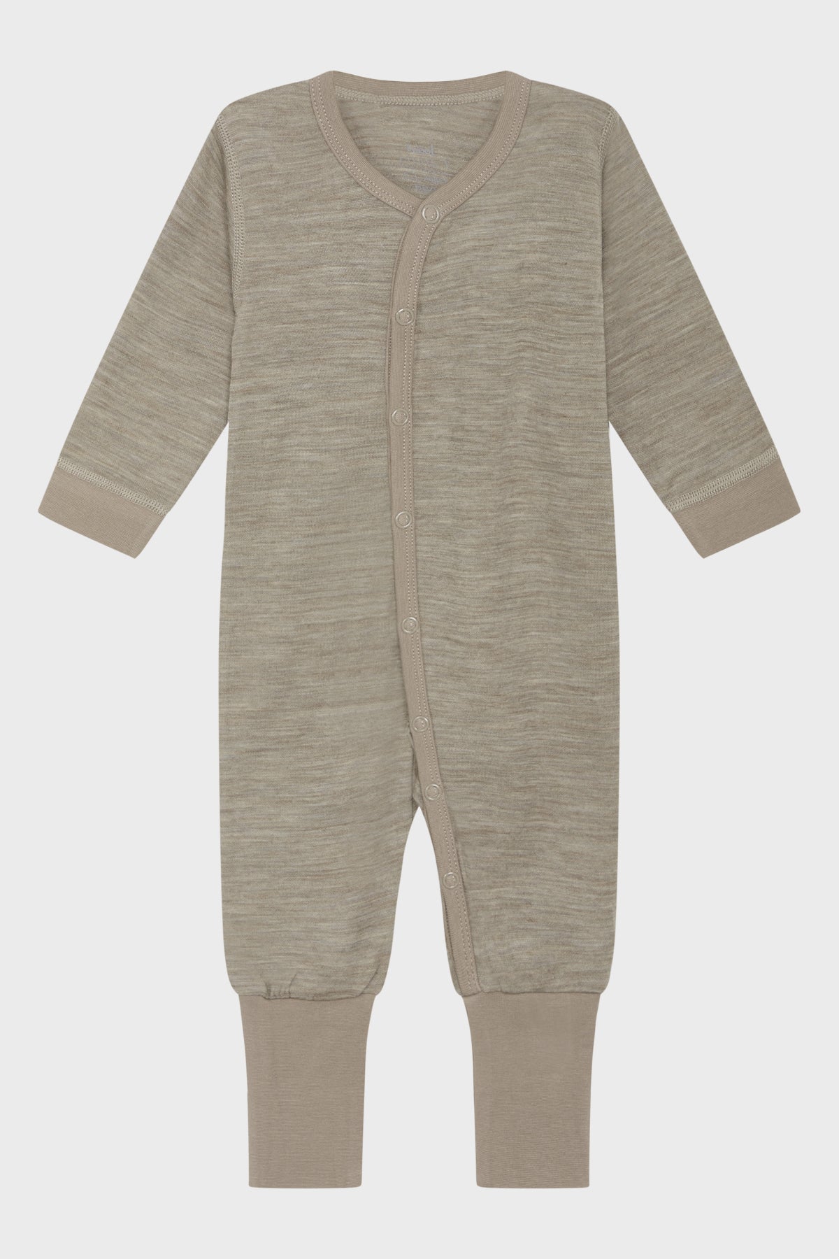 Langärmliger Overall aus bequemer, dehnbarer Merinowolle. Das Modell ist vom Hals bis zum linken Fuß leicht asymmetrisch geknöpft.
