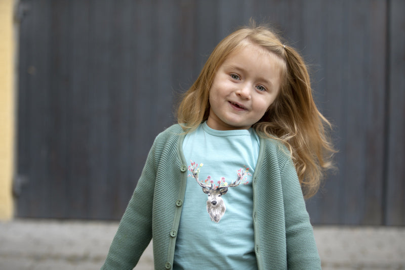 Türkisfarbenes Langarmshirt von Enfant Terrible aus super weicher und anschmiegsamer Bio Baumwolle mit Hirschprint.