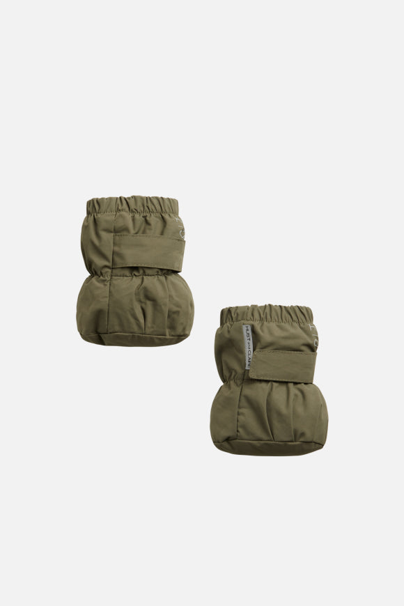 Füßlinge mit Baumwollfutter von Hust & Claire haben elastische Knöchel mit verstellbaren Klettbändern.