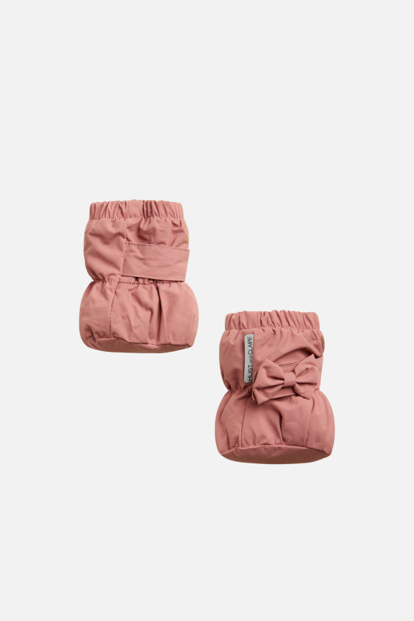 Füßlinge mit Baumwollfutter von Hust & Claire haben elastische Knöchel mit verstellbaren Klettbändern.