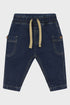 Jeans aus einem dehnbaren Denim-Stoff mit einer Mock-Fly und Taschen an den Seiten der Beine.
