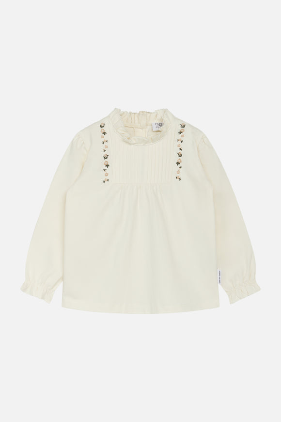 Langärmeliges Shirt mit aufgestickten Blumen und geraffter Stufe auf der Brust von Hust & Claire.