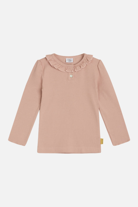 Langärmliges T-Shirt aus geripptem Stoff mit Rüschenkragen, Rüschen an den Schultern und Babylock-Besatz an den Ärmeln von Hust & Claire
