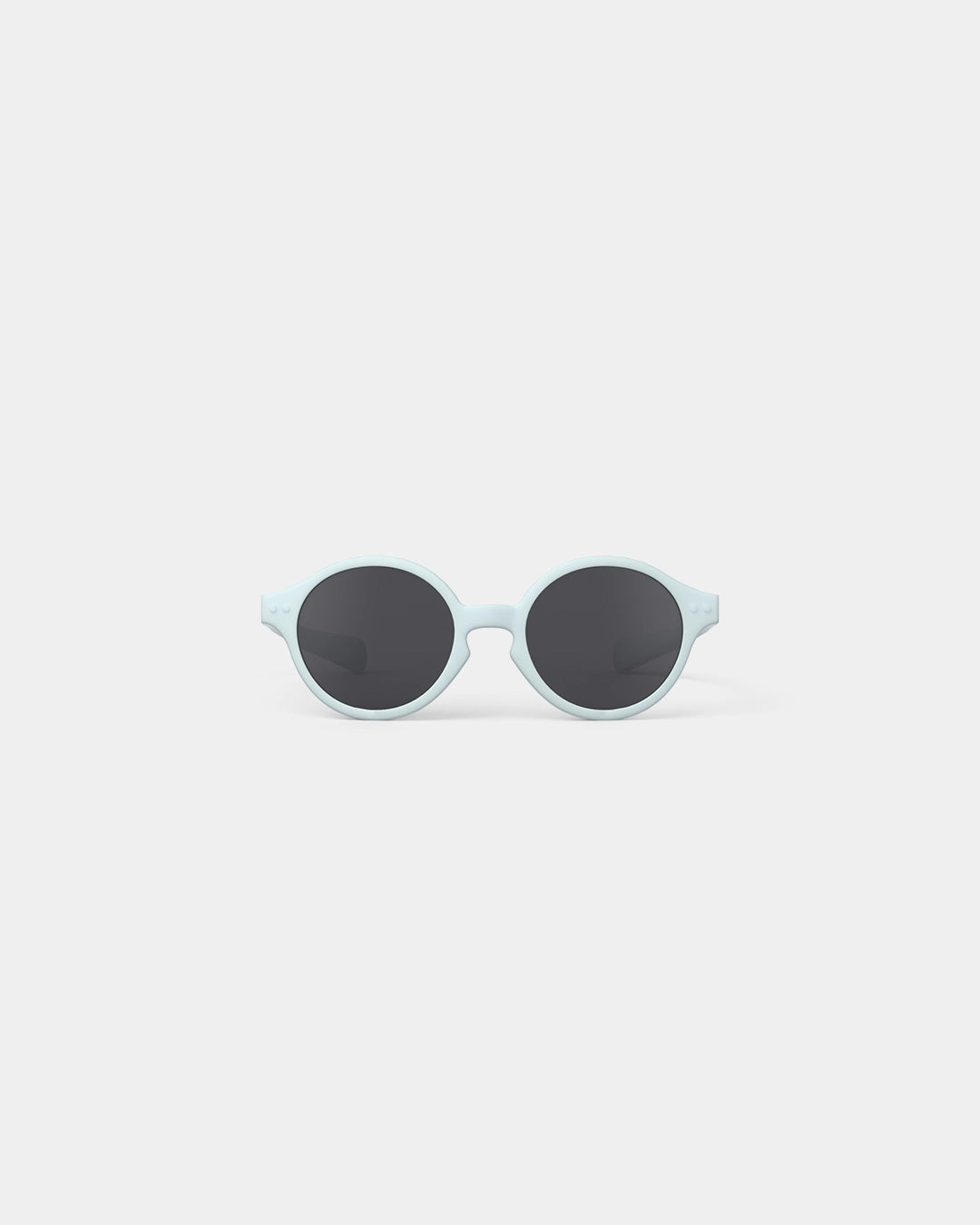 Diese süße Sonnenbrille für Mädchen von Izipizi wurde für alle Aktivitäten und Ausflüge bei sonnigem Wetter, im Sommer wie auch im Winter entwickelt. Sie schützt optimal mit einem 100% UV-Schutz der Kategorie 3, ohne einen unangenehmen Druck auf die Nase oder Ohren auszuüben. 