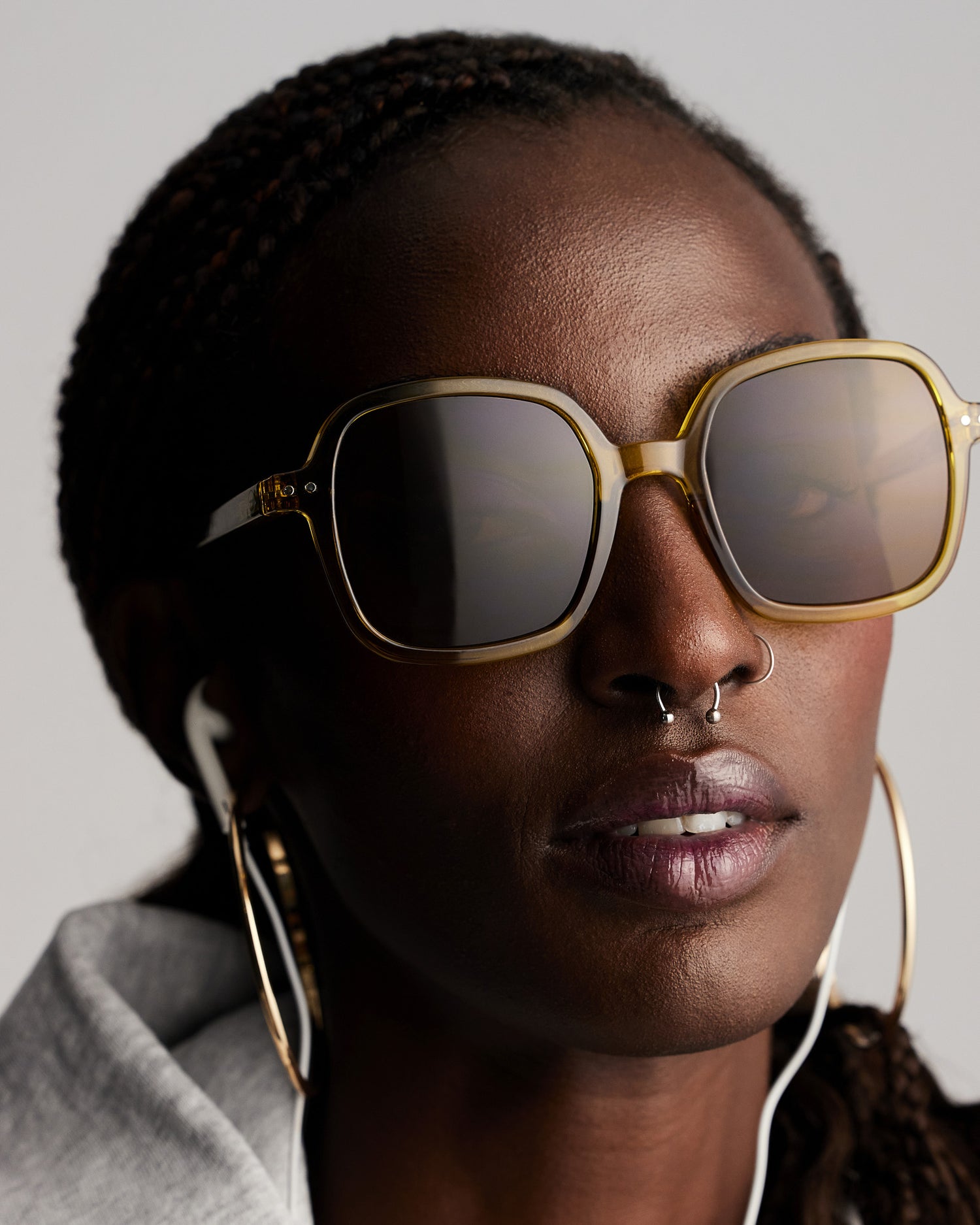 izipizi-golden-green-office