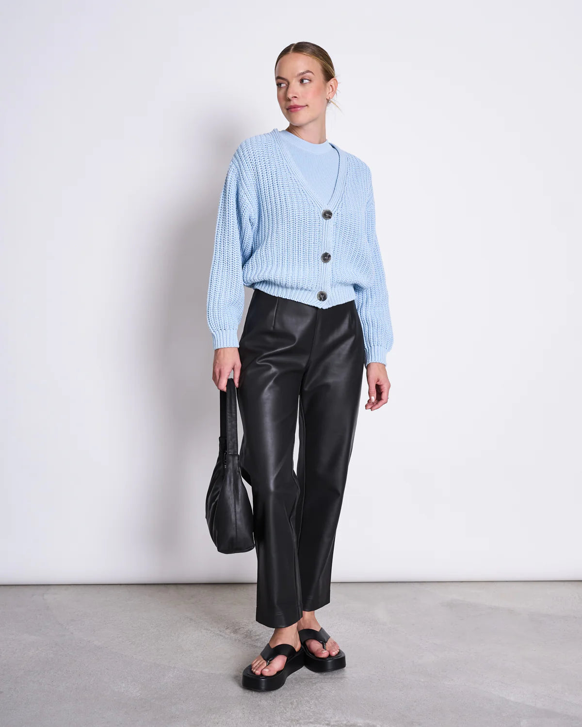 Treffen Sie unsere schöne LENA. Eine kurze, schwere Strickjacke mit großen Knöpfen und einem V-Ausschnitt. Großartig, um über Ihr Lieblings-Crop-Top und Ihre Lieblingsjeans zu werfen. Nun, großartig für jedes Outfit, um ehrlich zu sein.