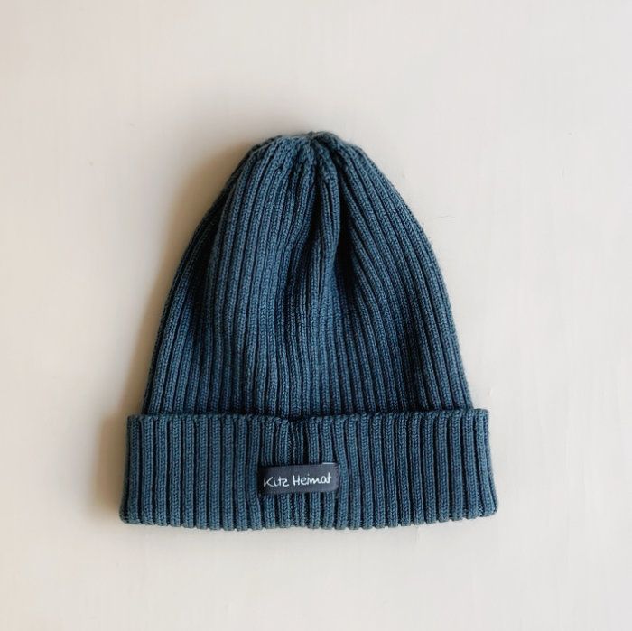 Die stylische, leichte Merino Strick-Beanie ist besonders zart zu sensibler Baby- und Kinderhaut.