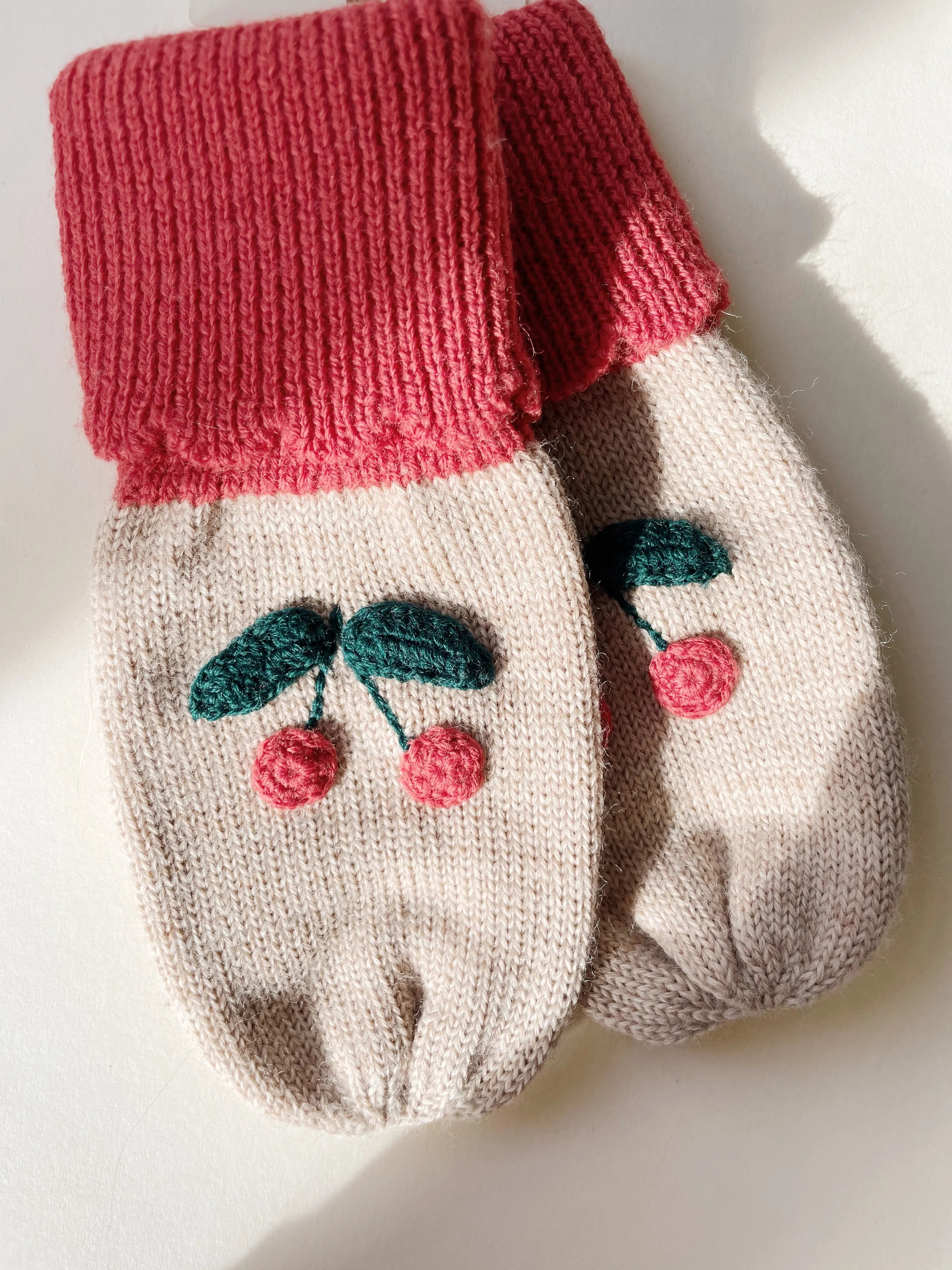 Konges Slojd - Strickfäustlinge Sonja Kirsche beige - AURYN Shop