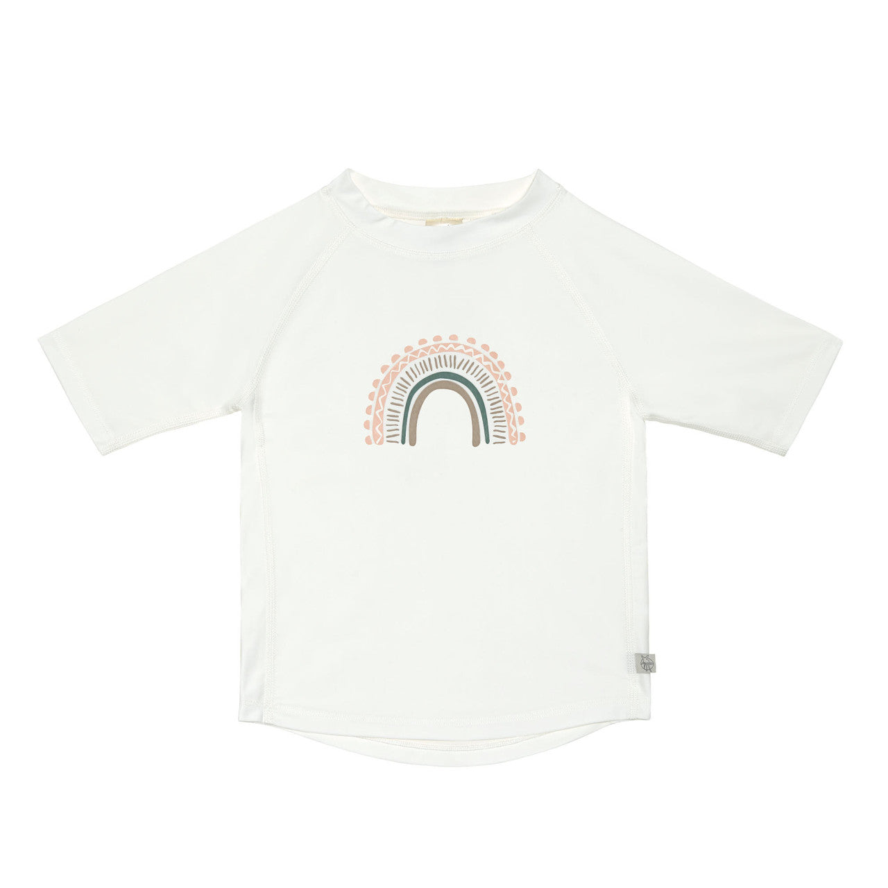 Das weiße, kurzärmelige Kinder UV Shirt mit UV-Schutz 60 kommt mit einem Regenbogen und extra weichem Stoff. Das atmungsaktive und schnelltrocknende Material sorgt für eine angenehme Passform und Badespaß.