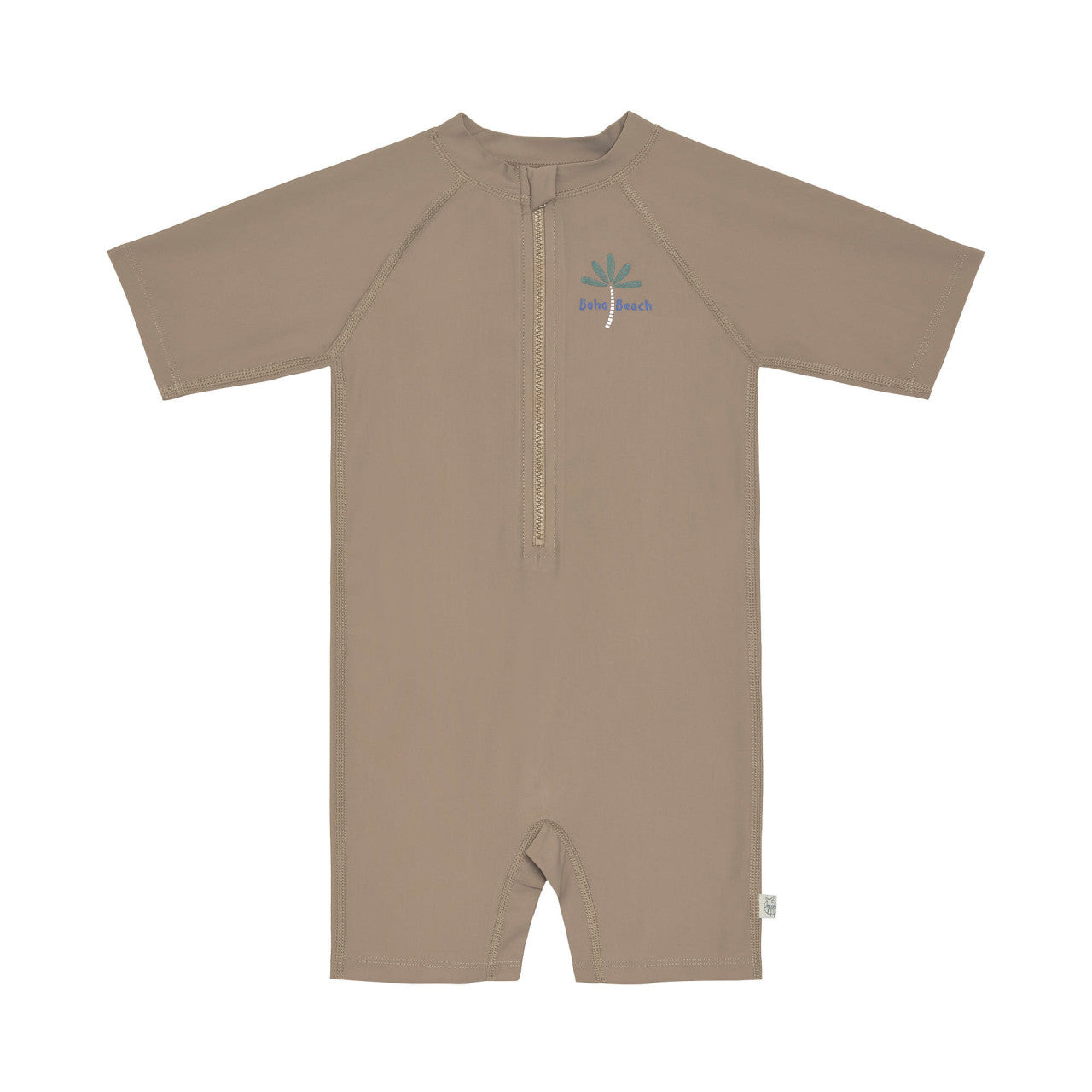 Der braune Kinder Kurzarm Schwimmanzug (UV Schutz 60) mit Kinnschutz, Flachnähten, durchgehenden Reißverschluss sowie atmungsaktivem und schnelltrocknendem Material sorgt für maximale Bewegungsfreiheit und Badespaß.