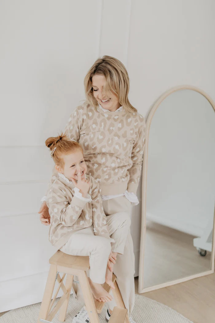 Leevje - Baby Sweatshirt Leo dunkel beige MINI & ME