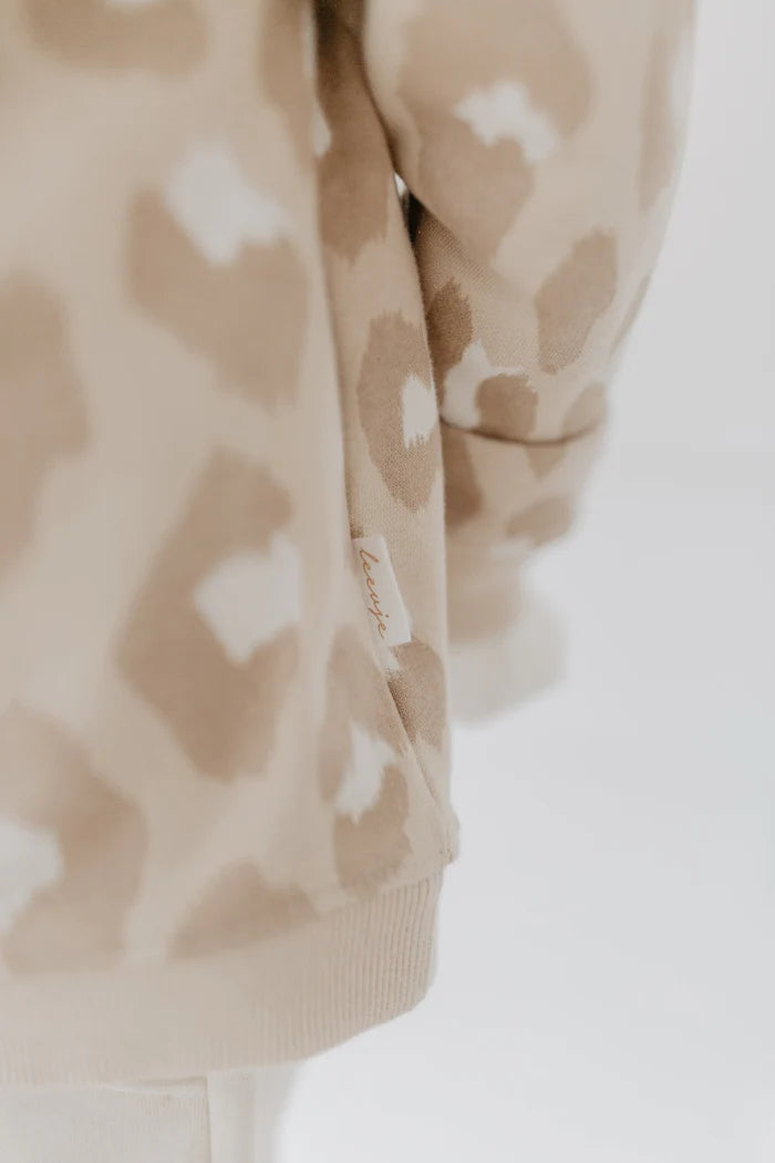 Leevje - Baby Sweatshirt Leo dunkel beige MINI & ME
