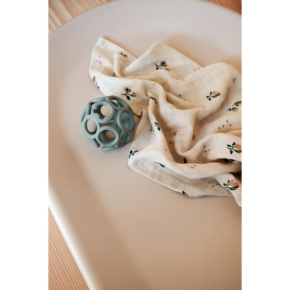 Swaddle von Liewood hergestellt aus hochwertigem Bio-Baumwollgarn und perfekt für eine Vielzahl von Anwendungen, vom Wickeln bis zum Stillen.