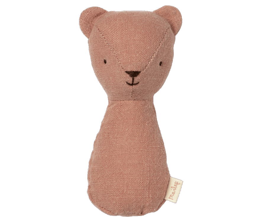 Die Teddyrassel liegt perfekt in der Babyhand und hat ein Rasselgeräusch, das das Baby anregt. Es ist aus weichem Leinen, das dem Maileg Vintage-Look verleiht. Das Display sorgt dafür, dass die Kunden alle schönen Farben gleichzeitig sehen.