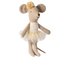 Eine kleine Schwestermaus, die sich wie eine anmutige Ballerina gekleidet hat. Sie trägt ein wunderschönes cremefarbenes Tutu und ein wunderschönes Stirnband - bereit für stundenlanges Tanzen.